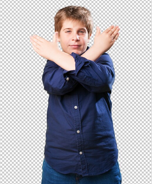 Niño pequeño haciendo un símbolo de cruz