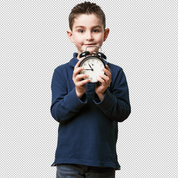 Niño pequeño con un reloj despertador