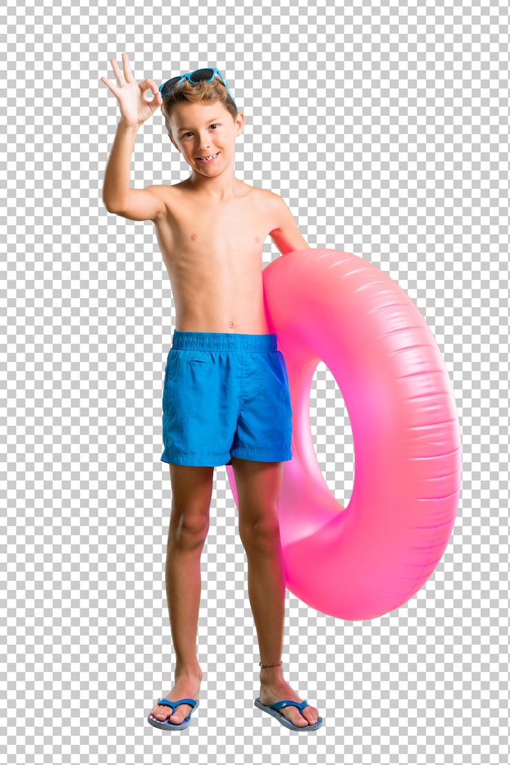 PSD niño en vacaciones de verano que muestra un signo aceptable con los dedos