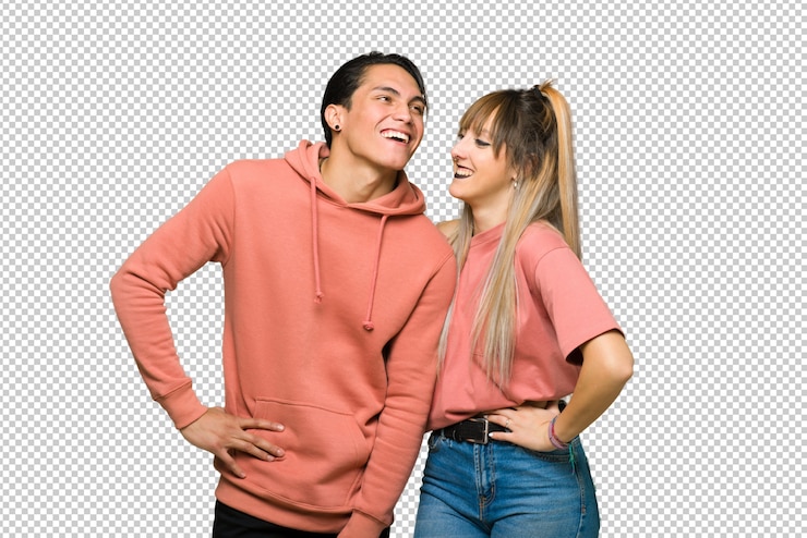 PSD no dia dos namorados casal jovem posando com os braços no quadril e rindo