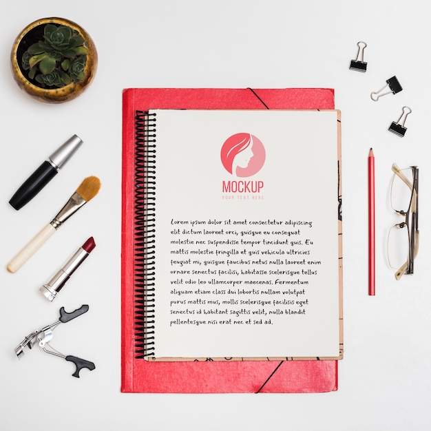 Notebook distesi e prodotti di bellezza