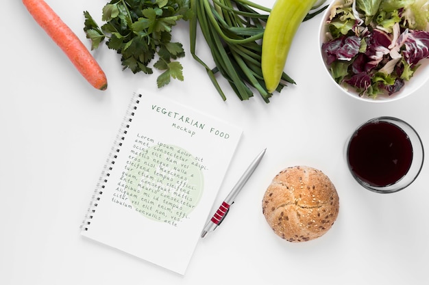 Notebook mock-up con cibo vegetariano
