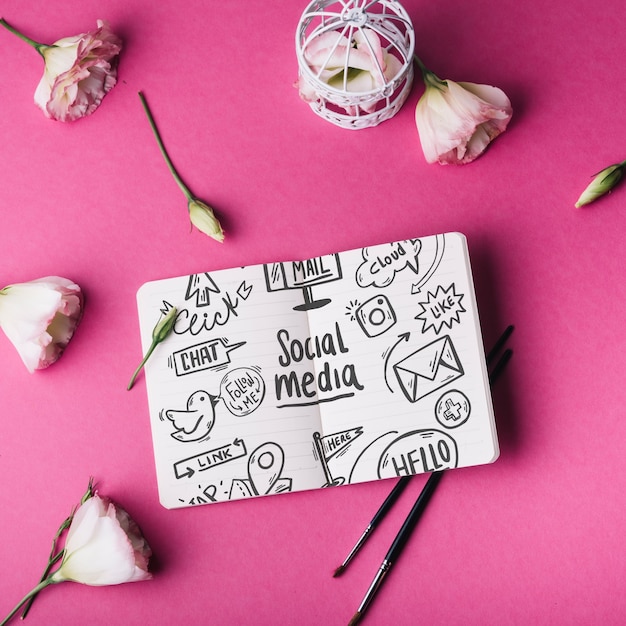 PSD notebook-modell mit rosen