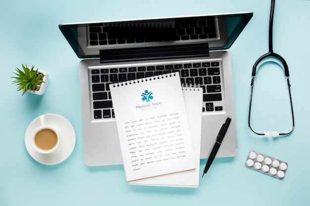 PSD notizbuch auf medizinischem schreibtisch mit laptop