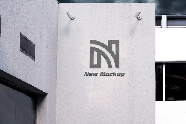 un nouveau logo sur un bâtiment qui dit nouveau design