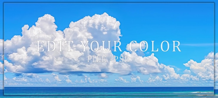 PSD nubes blancas y esponjosas sobre un océano azul claro