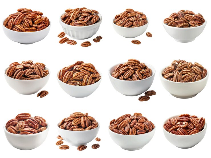 PSD nueces de pecan en cuencos blancos con pecanas esparcidas