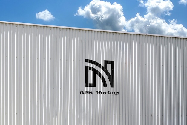 un nuevo logotipo está en el lado de un contenedor