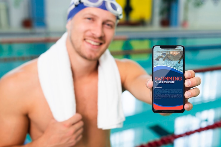 PSD nuotatore in una pool house in possesso di un telefono cellulare mock-up