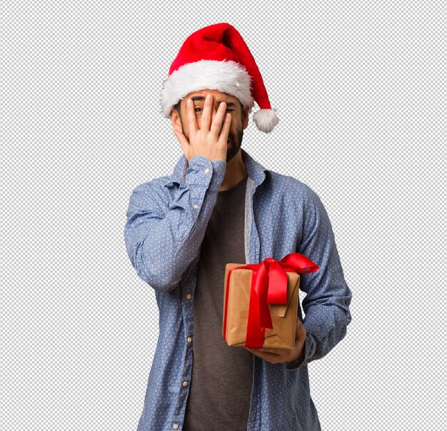 O homem novo que veste o chapéu de Santa sente preocupado e assustado