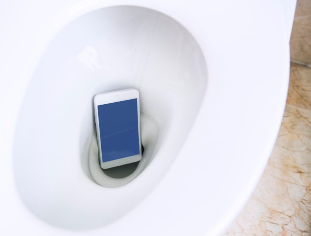 O smartphone caiu na banheira da casa de banho.
