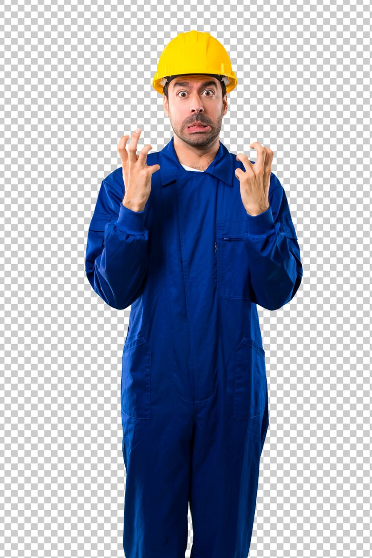 PSD o trabalhador novo com capacete irritou irritado no gesto furioso. expressão negativa