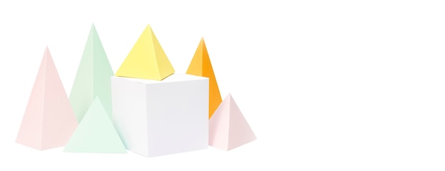 Objets en papier abstraits isolés sur fond blanc