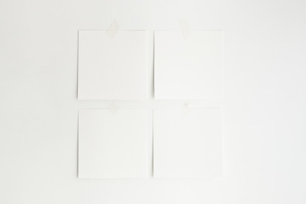 Obras de arte penduradas na parede maquete minimalista branca