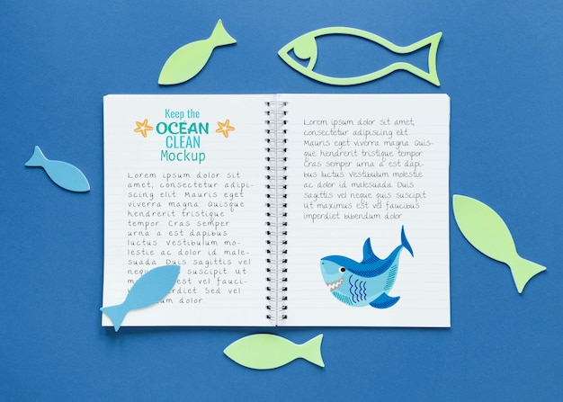 PSD ocean day mock-up-notizbuch, umgeben von fischen