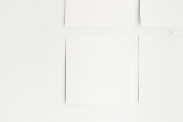 Oeuvres accrochées au mur maquette minimaliste blanche