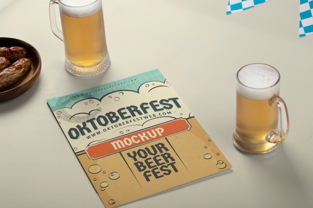 Oktoberfest-Feier mit Menü und Bierkrug