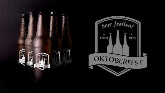 PSD oktoberfest-modellbier mit schwarzem hintergrund