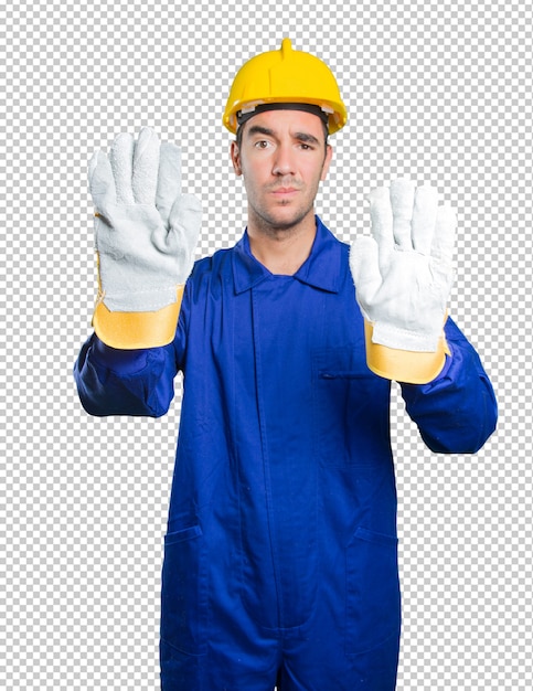 Operaio serio con un gesto di arresto su fondo bianco