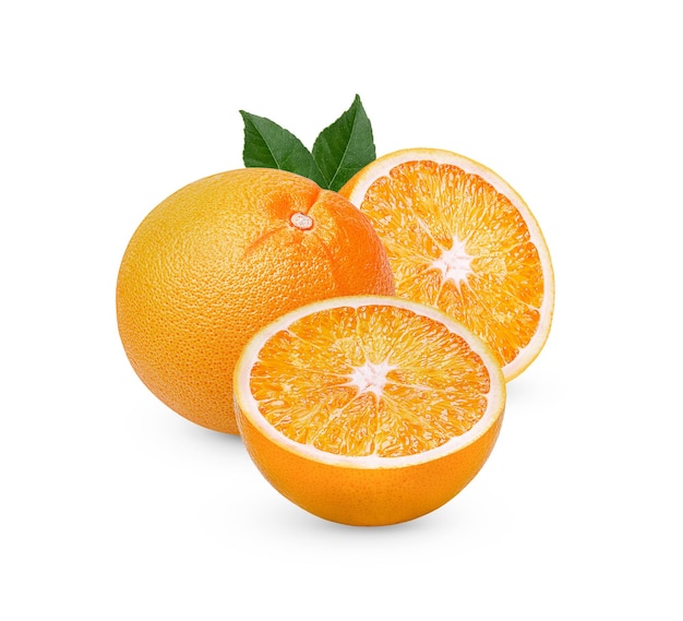 Orange Fraîche Avec Des Feuilles Isolées PSD Premium