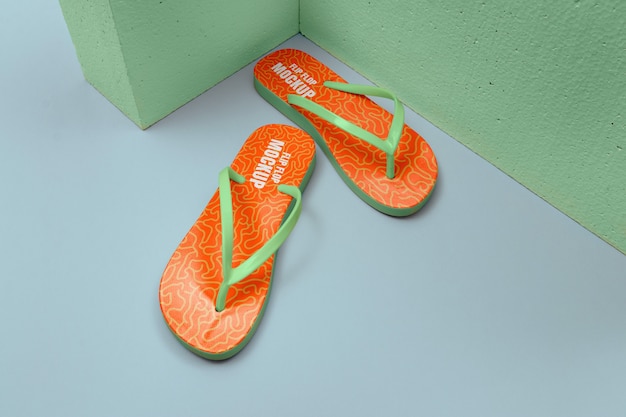 PSD orangefarbene flip-flops mit hohem winkel im studio