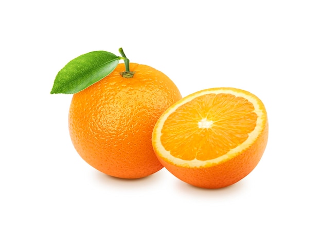 Orangenfrucht und geschnittene Orangen mit grünen Blättern, durchsichtiger Hintergrund