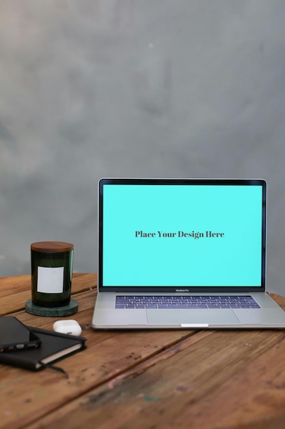 El ordenador portátil en la mesa Mockup PSD