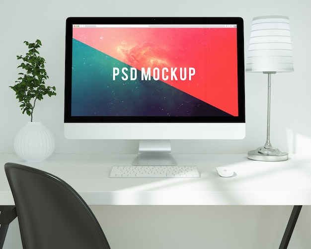 L'ordinateur sur le bureau blanc se moque
