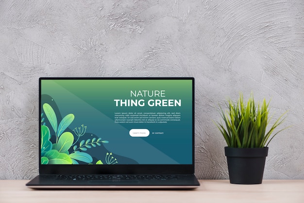 PSD ordinateur portable à côté de la plante sur le bureau au bureau