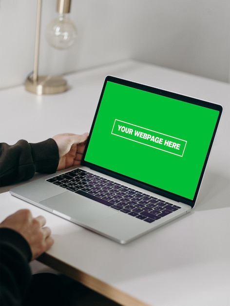 Un ordinateur portable avec un écran vert indiquant votre page Web ici