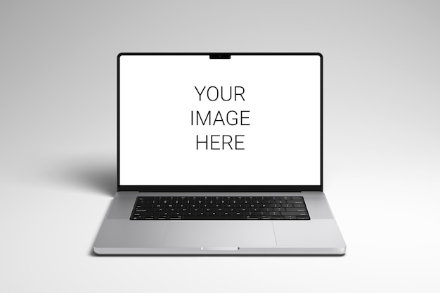 Un ordinateur portable moderne en argent avec un écran vide affiché sur une surface blanche