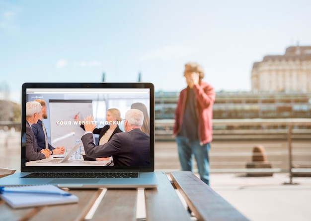 Ordinateur portable sur la table en ville