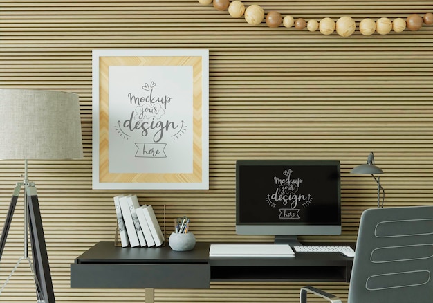 Ordinateur sur table dans l'espace de travail MOCKUP