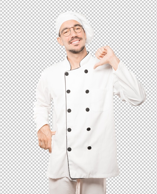 Orgulloso joven chef haciendo un gesto altivo