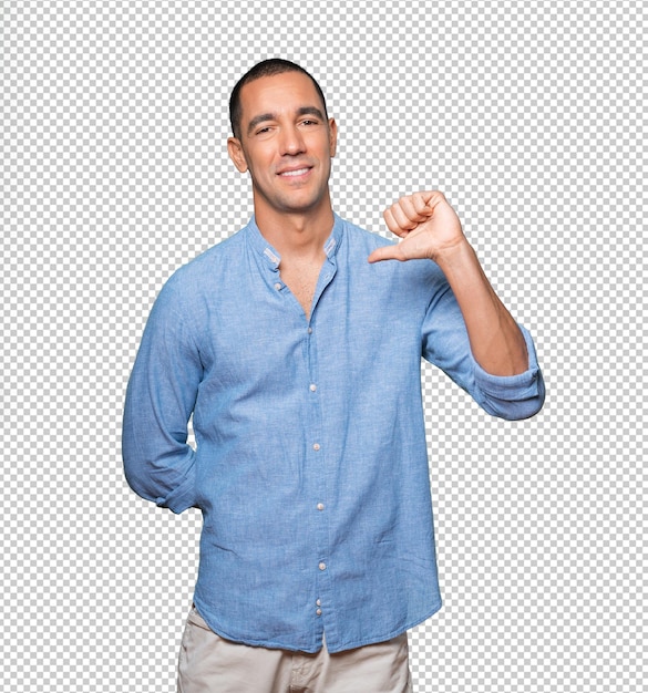 Orgulloso joven haciendo un gesto altivo