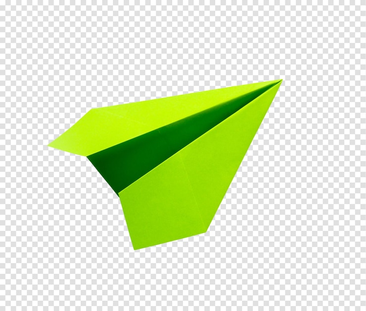 PSD origami de avião de papel verde isolado em um fundo branco em branco