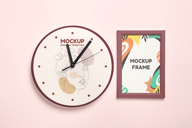 Orologio sul design del mockup da parete