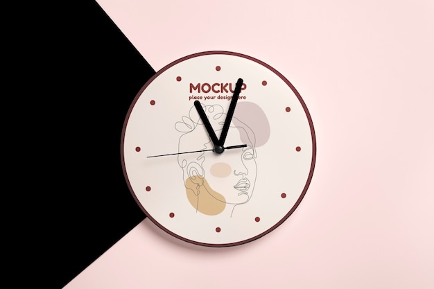 Orologio sul design del mockup da parete