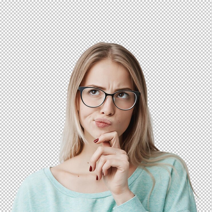 PSD oscura rubia encantadora mujer joven con gafas mira a un lado como tiene expresión reflexiva y estar concentrado en pensamientos agradables sueña con algo agradable tiene apariencia atractiva