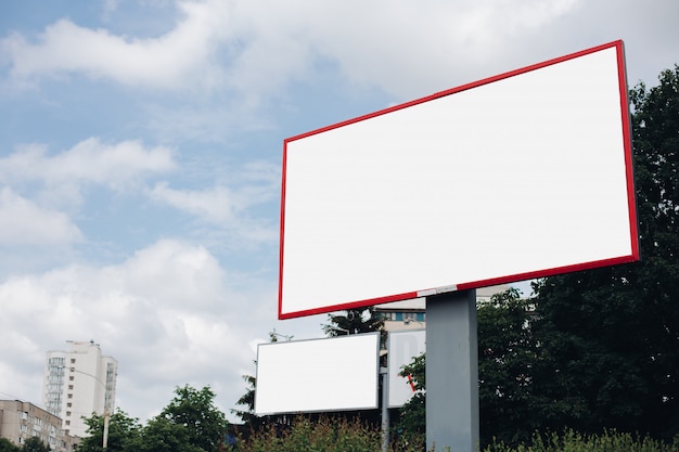 Outdoor com superfície em branco para publicidade