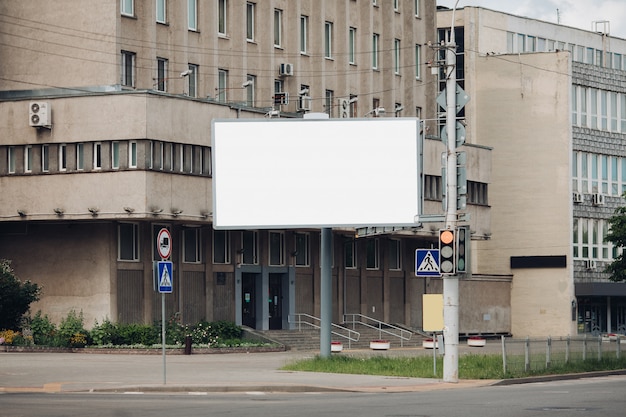 Outdoor com superfície em branco para publicidade