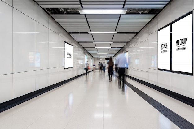 PSD outdoor em branco localizado no corredor subterrâneo ou metrô para publicidade, conceito de maquete, obturador de baixa velocidade da luz