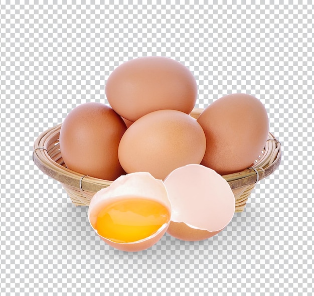 Ovos de galinha e ovos quebrados em cesto de bambu isolados Premium PSD