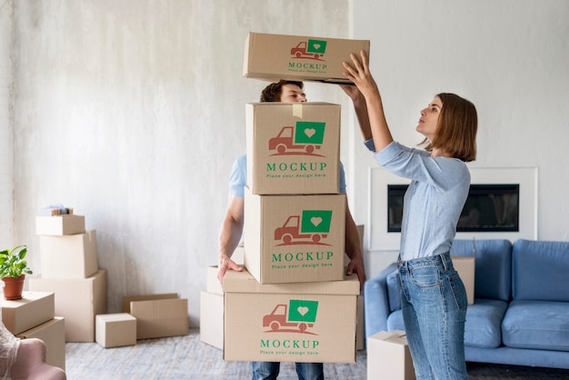 Paar hält Kisten für ihr neues Zuhause