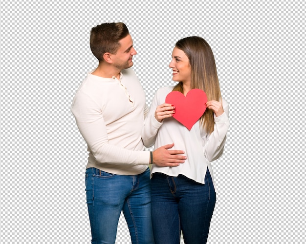 Paare am Valentinstag, der ein Herzsymbol hält