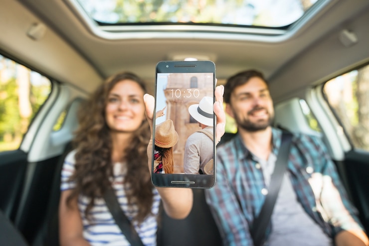 PSD paare im auto, das smartphonemodell zeigt