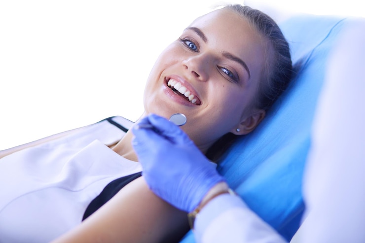PSD paciente joven con una bonita sonrisa examinando la inspección dental en el consultorio del dentista