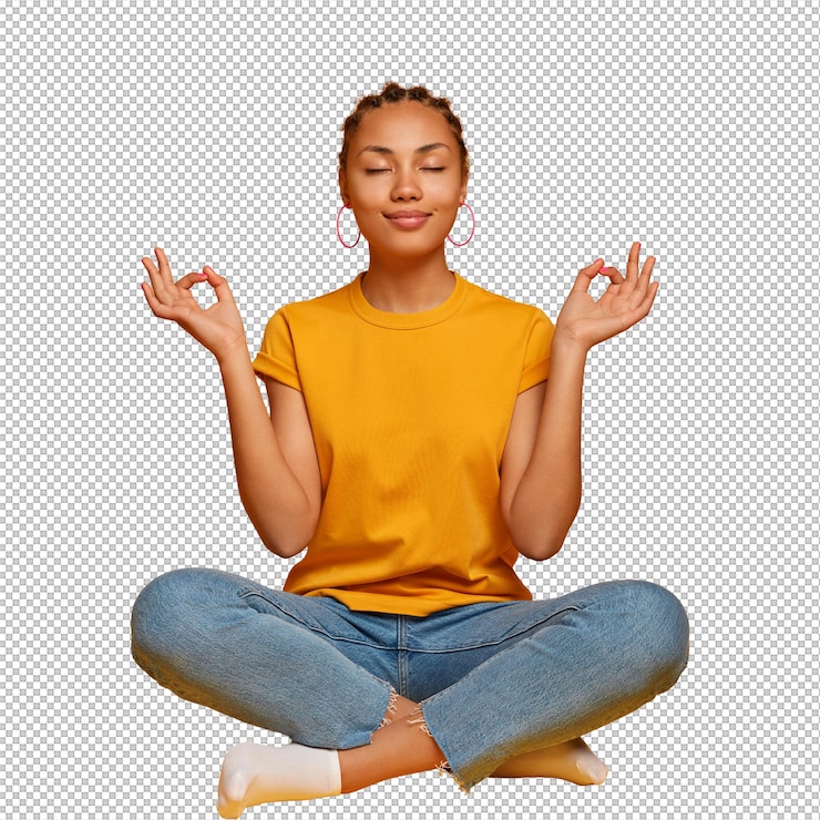 PSD pacifique calme peau noire modèle féminin s'assoit les jambes croisées sur le sol pratique le yoga et essaie de se détendre respire profondément ferme les yeux atteint le nirvana tient les mains de côté relâche le stress après le travail