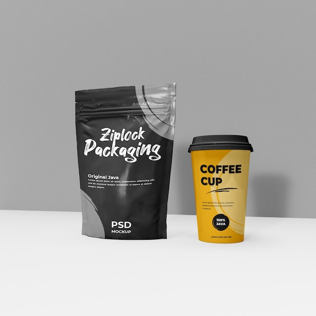 Pacote de café Ziplock e cena de maquete realista da xícara de café