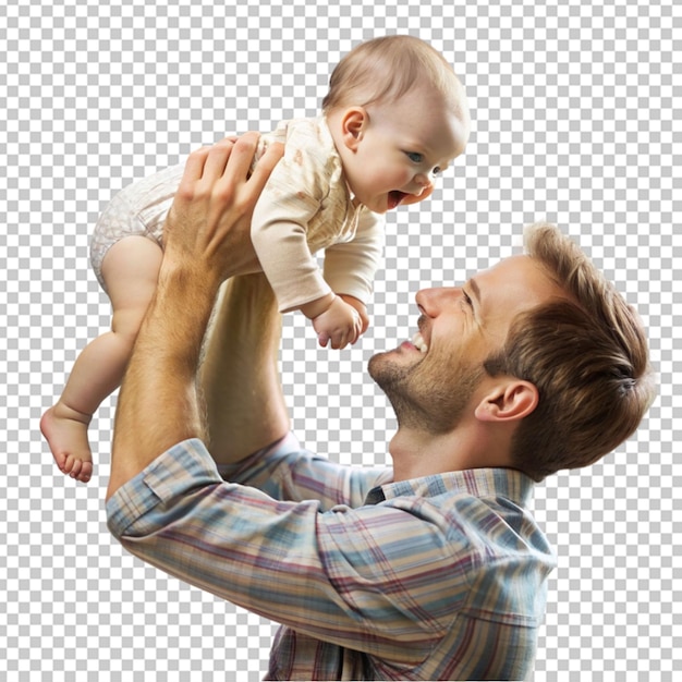 El padre sostiene al bebé hacia arriba